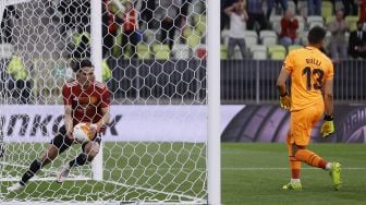 Striker Manchester United Edinson Cavani (kiri) mengambil bola setelah mencetak gol selama pertandingan sepak bola final Liga Eropa UEFA antara Villarreal CF melawan Manchester United di Stadion Gdansk, pada (26/5/2021). [KACPER PEMPEL / POOL / AFP]