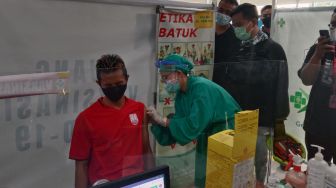 Harus Didampingi Gibran Saat Vaksinasi, Alasan Gelandang Persis Solo Ini Bikin Ngakak!