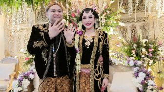 Pedangdut Nabilla Gomes dan suami, Muhammad Reza memamerkan cincin di jari manis mereka saat melangsungkan resepsi pernikahan di Aula Masjid Kubah Emas, Depok, Jawa Barat, Jumat (28/5/2021). [Suara.com/Alfian Winanto]