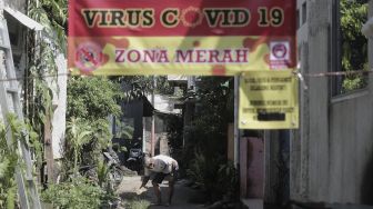 Warga beraktivitas di Gang Usman Tepos, RT 004 RW 002 Kelurahan Srengseng Sawah, Jagakarsa, Jakarta Selatan, Jumat (28/5/2021). [Suara.com/Angga Budhiyanto]