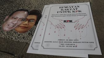 Poster beserta atribut milik massa perwakilan masyarakat sipil Antikorupsi tergeletak saat aksi "Ruwatan Rakyat untuk KPK" di Kantor Dewan Pengawas KPK atau Gedung ACLC, Jakarta, Jumat (28/5/2021). [Suara.com/Angga Budhiyanto]