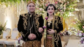 Pedangdut Nabilla Gomes dan suami, Muhammad Reza saat melangsungkan resepsi pernikahan di Aula Masjid Kubah Emas, Depok, Jawa Barat, Jumat (28/5/2021). [Suara.com/Alfian Winanto]