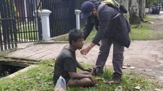 Gegara Tak Punya Ongkos Pulang Kampung, Pria di Samarinda Mandi di Parit