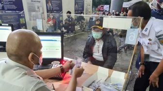 Menko PMK Muhadjir Effendy Tinjau Layanan Pemeriksaan GeNose C19 di Gambir