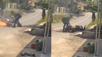 Viral! Aksi Nekat Pria Seorang Diri Padamkan Motor Terbakar, Warganet Prihatin