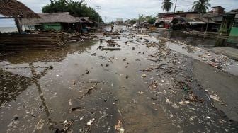 Air laut merendam jalan dan rumah warga di pesisir pantai wisata Ujong Blang, Lhokseumawe, Aceh, Kamis (27/5/20210).  ANTARA FOTO/Rahmad