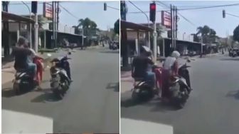 Aksi Nyeleneh Emak-emak: Parkir Motor di Tengah Jalan saat Lampu Merah