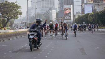 Pemotor Plat AA Acungkan Jari Tengah ke Rombongan Pesepeda di Jakarta, Fotonya Viral