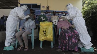 Petugas medis melakukan tes usap kepada warga di lingkungan RT 004 RW 002 Kelurahan Srengseng Sawah, Jagakarsa, Jakarta Selatan, Jumat (28/5/2021). [Suara.com/Angga Budhiyanto]