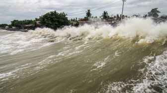 Awas! BMKG Peringatkan Gelombang 4-6 Meter di Pantai Selatan Jatim