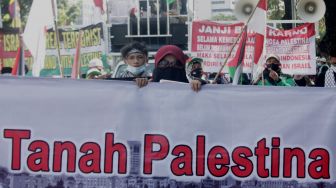 Massa mengikuti aksi solidaritas untuk Palestina di Jalan Medan Merdeka, Jakarta Pusat, Jumat (28/5/2021).  [Suara.com/Dian Latifah].