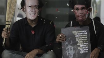 Massa perwakilan masyarakat sipil Antikorupsi menggelar aksi "Ruwatan Rakyat untuk KPK" di Kantor Dewan Pengawas KPK atau Gedung ACLC, Jakarta, Jumat (28/5/2021). [Suara.com/Angga Budhiyanto]