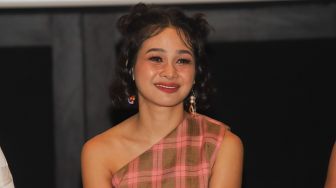 Penyanyi Andien Aisyah ketika ditemui saat acara perilisan single dan film pendek terbarunya 'Selamat Jalan Kekasihku' di Senopati, Jakarta Selatan, Jumat (28/5/2021). [Suara.com/Alfian Winanto]