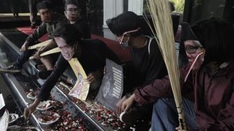 Sejumlah massa perwakilan masyarakat sipil Antikorupsi menggelar aksi "Ruwatan Rakyat untuk KPK" di Kantor Dewan Pengawas KPK atau Gedung ACLC, Jakarta, Jumat (28/5/2021). [Suara.com/Angga Budhiyanto]