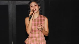 Penyanyi Andien Aisyah saat bernyanyi membawakan single terbarunya 'Selamat Jalan Kekasihku' di Senopati, Jakarta Selatan, Jumat (28/5/2021). [Suara.com/Alfian Winanto]
