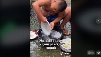 Viral Bocah Hobi Cuci Piring Hingga Cuci Baju, Dilarang Emak Malah Nangis