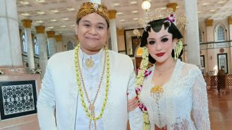 Pedangdut Nabila Gomes dan suaminya, Muhammad Reza usai melangsungkan akad nikah di Masjid Kubah Emas, Depok, Jawa Barat, Jumat (28/5/2021). [Suara.com/Alfian Winanto]