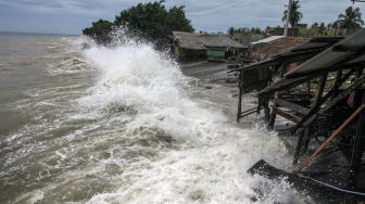 Teluk Tahuna Dihantam Gelombang Tinggi, BPBD Sangihe Ungsikan 13 Keluarga