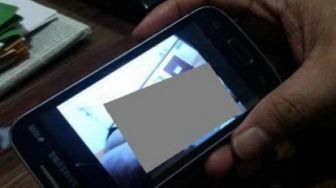 Kepala Sekolah Berjilbab Selfie Sambil Pamer Alat Vital Viral di Playen