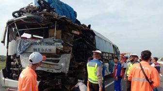 Dua Bus Medan Tabrakan di Tol Pekanbaru-Dumai, Ada yang Tewas Terjepit