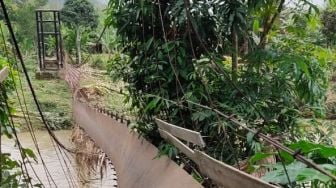 Diterjang Banjir, Jembatan Gantung Pasenan di Mura Putus