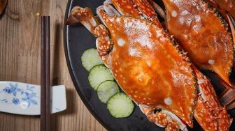 Masak Kepiting Alaska Super Pedas di Warung Seafood Pinggir Jalan, Pria Ini Pakai 10 Kilogram Cabai