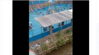 Beda Banget! Potret Bocah Renang di Selokan, Lokasinya Tepat di Samping Waterboom