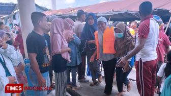 Isak Tangis Keluarga Sambut 181 Penumpang KM Karya Indah yang Selamat