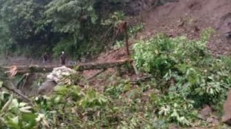 Akses Menuju Negeri di Atas Awan Lebak Terputus Gegara Longsor