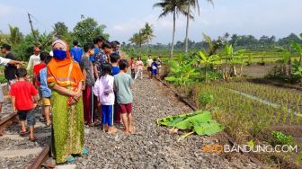 Brak!! Nenek-nenek Cianjur Ditabrak Kereta Api Siliwangi di Kampung Sabandar Kidul