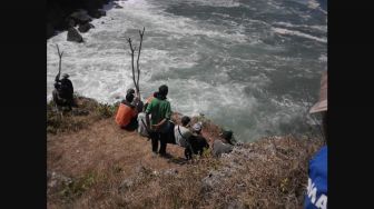 Pasangan Muda-mudi Disapu Ombak Saat Camping di Pantai Ngluwen, 1 Meninggal