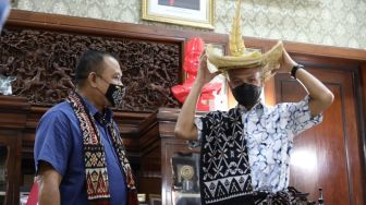 Gubernur Jateng Dapat Kain Tenun dari Raja Rote NTT