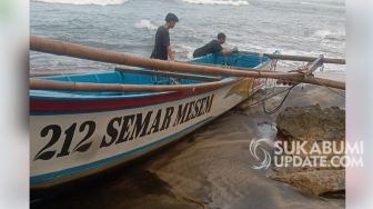 Semar Mesem Tak Mampu Taklukkan Gelombang Tinggi di Laut Selatan Sukabumi