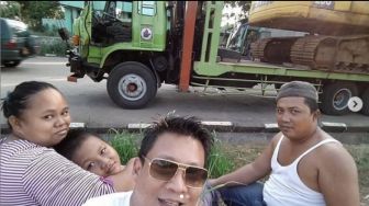 Ajarkan Cara Bersyukur, Jenderal Polisi Ini Ajak Selfie dengan Sopir Truk Beserta Keluarga