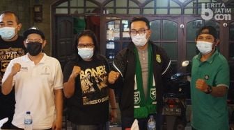 Mampir ke Markas Bonek, Ridwan Kamil Pakai Jaket dan Syal Persebaya