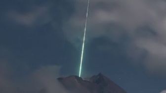 Alasan Mengapa Meteor Jatuh di Gunung Merapi Berwarna Hijau