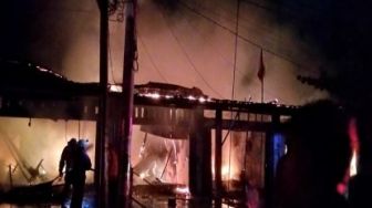 Kebakaran Sejumlah Rumah dan Ruko di Jalan Ciptra Karya Padam Setelah 3 Jam