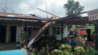 12 Rumah Rusak Diterjang Puting Beliung di Deli Serdang