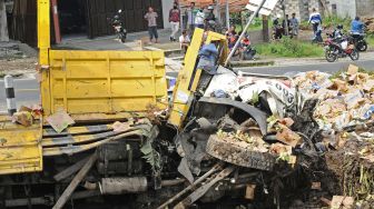 Warga menyaksikan bangkai truk tronton bernomor polisi S 9121 UH yang mengalami kecelakaan di Jalan Raya Magelang-Wonosobo Gondang, Candimulyo, Kertek, Wonosobo, Jateng, Senin (31/5/2021).  ANTARA FOTO/Anis Efizudin