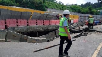 Foto Jalan Raya Padalarang-Purwakarta Amblas 2,5 Meter karena Proyek Kereta Cepat