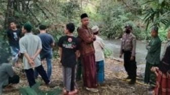 Ya Allah! Orok Diduga Dibuang Mamanya Mengambang di Sungai Mojokerto