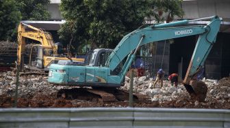 Sejumlah pekerja melakukan pembongkaran puing-puing gedung utama Kejaksaan Agung yang rusak akibat kebakaran di Jakarta, Senin (31/5/2021).  ANTARA FOTO/Aditya Pradana Putra