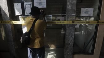 Jurnalis mengambil gambar Hotel Wisma Prima yang ditutup di Mangga Besar, Taman Sari, Jakarta Barat, Senin (31/5/2021). [Suara.com/Angga Budhiyanto]