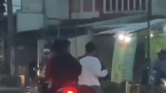 Viral Remaja Bawa Samurai ke Tengah Jalan, Warganet: Keciduk Juga Nangis