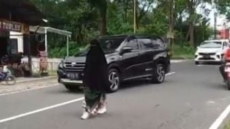 Fakta Viral Video Perempuan Bercadar Jalan di Tengah Jalan Magetan, Depresi?