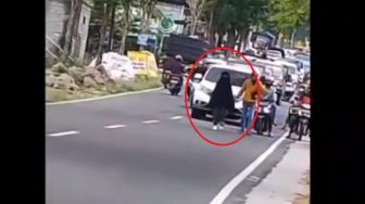 Viral Wanita Bercadar Diduga Ngambek Bikin Jalanan Macet, Publik: Kirain Lagi Karnaval