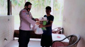 Ringankan Beban Masyarakat, Anggota Polsek Bunta Bantu Sembako Warga