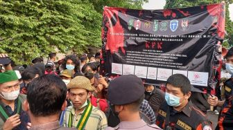 Disebut Berhasil Lemahkan KPK, Puluhan Mahasiswa Beri 'Piagam Penghargaan' ke Firli Bahuri