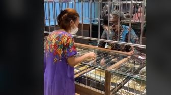 Borong Emas Pakai Daster, Wanita Ini Bawa Uang Rp 32 Juta Dibungkus Kresek