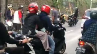 Pengendara Motor Berjatuhan di Depok Diduga Akibat Oli Tumpah